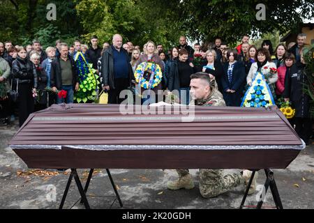 Kiev, Ucraina. 15th Set, 2022. Un uomo militare rispetta l'eroe deceduto durante il funerale. Funerali del soldato ucraino Yurchenko Oleksii (1951 - 2022) che morì il 8th settembre durante l'operazione di liberazione della città di Balakliya, nella regione di Kharkiv. Prima dell'invasione, era un cameraman sul canale televisivo ucraino ''Priamyi' (Credit Image: © Mykhaylo Palinchak/SOPA Images via ZUMA Press Wire) Foto Stock