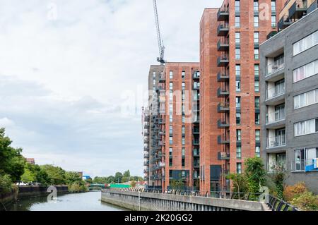 Nuovo complesso di appartamenti lungo il Roding Riverside a Barking, East London Foto Stock