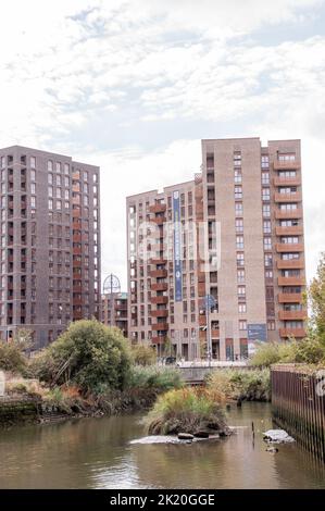 Nuovo complesso di appartamenti lungo il Roding Riverside a Barking, East London Foto Stock