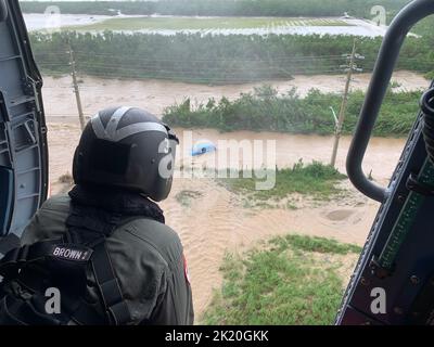 Costa meridionale, Porto Rico. 19th Set, 2022. Un equipaggio dell'elicottero Jayhawk della Guardia Costiera MH-60T della Stazione aerea di Borinquen controlla i segni di un sopravvissuto in un veicolo allagato nella costa meridionale di Puerto Rico durante il volo iniziale della Guardia Costiera e di valutazione del porto a seguito dell'uragano Fiona. (Credit Image: © Cap. Ricardo Castrodad/US Guardia costiera/ZUMA Press Wire Service) Foto Stock