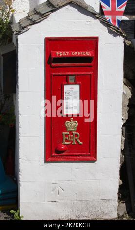 Casella postale dell'ufficio postale, Coverack, Cornovaglia. SIMBOLO ER. E Union Flag. Realizzato presso le opere Carron, Falkirk, Scozia. Foto Stock