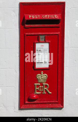 Casella postale dell'ufficio postale, Coverack, Cornovaglia. SIMBOLO ER. Realizzato presso le opere Carron, Falkirk, Scozia. Foto Stock