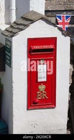 Casella postale dell'ufficio postale, Coverack, Cornovaglia. SIMBOLO ER. E Union Flag. Realizzato presso le opere Carron, Falkirk, Scozia. Foto Stock