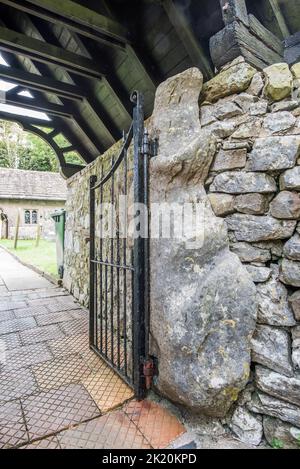 St Leonard's è una piccola ma bella e storica chiesa nella frazione di Chapel le dale, Yorkshire Dales.The pietra calcarea gatepost sono enormi forme Foto Stock