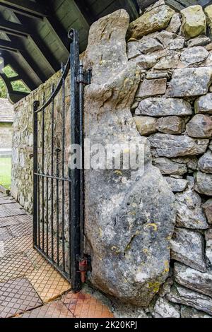 St Leonard's è una piccola ma bella e storica chiesa nella frazione di Chapel le dale, Yorkshire Dales.The pietra calcarea gatepost sono enormi forme Foto Stock