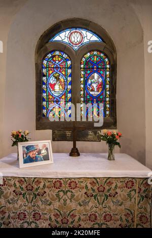 St Leonard's è una graziosa e storica chiesa nella frazione di Chapel le dale, Yorkshire Dales National Park. Ha belle vetrate colorate. Foto Stock