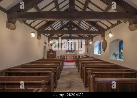 St Leonard's è una piccola ma graziosa chiesa storica (con travi a vista) e si trova nella frazione di Chapel le dale, Yorkshire Dales National Park. Foto Stock