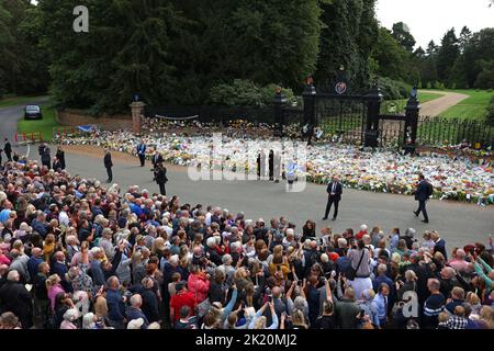 Caterina la principessa del Galles, incontra alcuni dei benestanti come Principe Guglielmo il Principe del Galles, e Caterina la principessa del Galles, guarda i tributi floreali lasciati alle Norwich Gates, Sandringham, Norfolk, UK, il 15 settembre, 2022. Il paese è ancora ufficialmente in lutto per la regina Elisabetta II, che è stata succeduta da re Carlo III La regina Elisabetta II morì il 8 settembre 2022, mentre soggiornò al castello di Balmoral in Scozia. Foto Stock