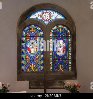 St Leonard's è una graziosa e storica chiesa nella frazione di Chapel le dale, Yorkshire Dales National Park. Ha belle vetrate colorate. Foto Stock