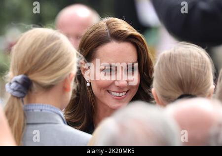 Caterina la principessa del Galles, incontra alcuni dei benestanti come Principe Guglielmo il Principe del Galles, e Caterina la principessa del Galles, guarda i tributi floreali lasciati alle Norwich Gates, Sandringham, Norfolk, UK, il 15 settembre, 2022. Il paese è ancora ufficialmente in lutto per la regina Elisabetta II, che è stata succeduta da re Carlo III La regina Elisabetta II morì il 8 settembre 2022, mentre soggiornò al castello di Balmoral in Scozia. Foto Stock