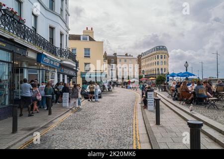 Margate, Regno Unito - Settembre 7 2022 i turisti e la gente del posto apprezzano i ristoranti, i caffè e le boutique lungo la Parata nella Città Vecchia di Margate. Foto Stock