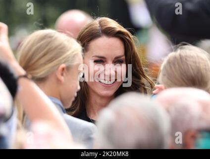 Catherine la principessa del Galles, incontra i più bravisti come il principe Guglielmo il principe del Galles e Catherine la principessa del Galles, guarda i tributi floreali lasciati alle porte di Norwich, Sandringham, Norfolk, Regno Unito, il 15 settembre, 2022. Il paese è ancora ufficialmente in lutto per la regina Elisabetta II, che è stata succeduta da re Carlo III La regina Elisabetta II morì il 8 settembre 2022, mentre soggiornò al castello di Balmoral in Scozia. Foto Stock