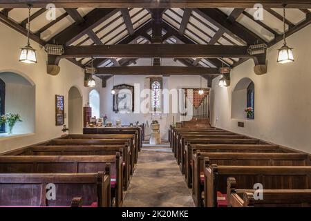 St Leonard's è una piccola ma bella e storica chiesa con travi a vista e si trova nella frazione di Chapel le dale, Yorkshire Dales National Park. Foto Stock