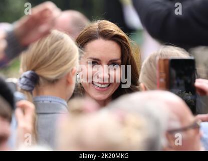 Caterina la principessa del Galles, incontra alcuni dei benestanti come Principe Guglielmo il Principe del Galles, e Caterina la principessa del Galles, guarda i tributi floreali lasciati alle Norwich Gates, Sandringham, Norfolk, UK, il 15 settembre, 2022. Il paese è ancora ufficialmente in lutto per la regina Elisabetta II, che è stata succeduta da re Carlo III La regina Elisabetta II morì il 8 settembre 2022, mentre soggiornò al castello di Balmoral in Scozia. Foto Stock