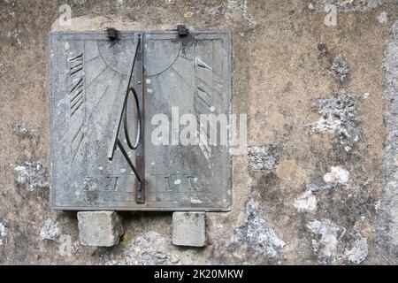 St Leonard's e' una piccola ma graziosa chiesa storica nella frazione di Chapel le dale, Yorkshire Dales National Park.(Sundial e' sulla destra della porta). Foto Stock