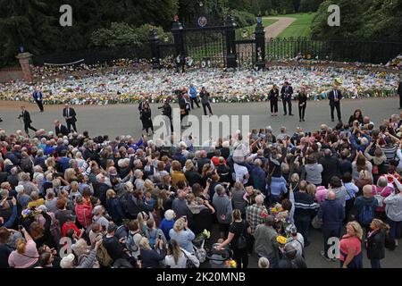 Il Principe Guglielmo il Principe di Galles e Caterina la Principessa di Galles, esamineranno i tributi floreali lasciati alle Norwich Gates, Sandringham, Norfolk, Regno Unito, il 15 settembre, 2022. Il paese è ancora ufficialmente in lutto per la regina Elisabetta II, che è stata succeduta da re Carlo III La regina Elisabetta II morì il 8 settembre 2022, mentre soggiornò al castello di Balmoral in Scozia. Foto Stock