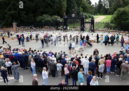 La gente guarda i tributi floreali prima del principe Guglielmo il principe di Galles, e Caterina la principessa di Galles, guarda i tributi floreali lasciati alle porte di Norwich, Sandringham, Norfolk, Regno Unito, il 15 settembre, 2022. Il paese è ancora ufficialmente in lutto per la regina Elisabetta II, che è stata succeduta da re Carlo III La regina Elisabetta II morì il 8 settembre 2022, mentre soggiornò al castello di Balmoral in Scozia. Foto Stock