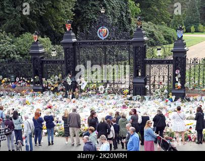 La gente lok per i tributi floreali prima del principe Guglielmo il principe di Galles e Caterina la principessa di Galles, guarda i tributi floreali lasciati alle porte di Norwich, Sandringham, Norfolk, Regno Unito, il 15 settembre, 2022. Il paese è ancora ufficialmente in lutto per la regina Elisabetta II, che è stata succeduta da re Carlo III La regina Elisabetta II morì il 8 settembre 2022, mentre soggiornò al castello di Balmoral in Scozia. Foto Stock