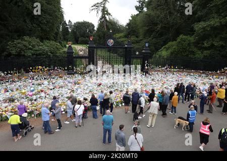 La gente guarda i tributi floreali prima del principe Guglielmo il principe di Galles, e Caterina la principessa di Galles, guarda i tributi floreali lasciati alle porte di Norwich, Sandringham, Norfolk, Regno Unito, il 15 settembre, 2022. Il paese è ancora ufficialmente in lutto per la regina Elisabetta II, che è stata succeduta da re Carlo III La regina Elisabetta II morì il 8 settembre 2022, mentre soggiornò al castello di Balmoral in Scozia. Foto Stock