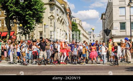 Londra Regno Unito 15 2009 giugno; un grande gruppo di persone diverse si incontrano sulla strada cittadina per una gita in strada a lame a rulli. Foto Stock