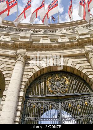 Dettaglio e bandiere sopra Admiralty Arch ad una estremità del Mall, Londra, Regno Unito. Foto Stock