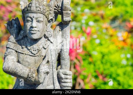 Il demone tradizionale custodisce la statua scolpita nella pietra nell isola di Bali. Foto Stock