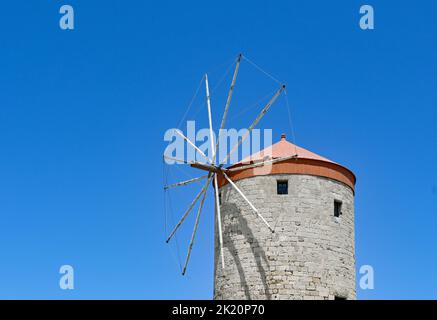 Rodi, Grecia - Maggio 2022: Vecchio mulino a vento isolato contro un cielo blu profondo. Nessuna gente. Foto Stock