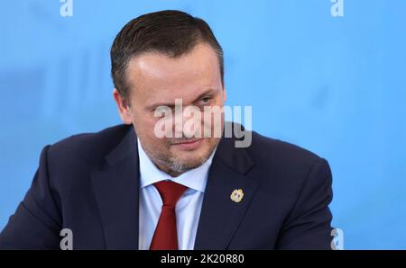 Veliky Novgorod, Russia. 21st Set, 2022. Il governatore della regione di Novgorod Andrei Nikitin ascolta durante un incontro con il presidente russo Vladimir Putin, discutendo il progetto Leading Engineering Schools alla Novgorod Technical School, 21 settembre 2022 a Veliky Novgorod, Russia. Credit: Gavriil Grigorov/Kremlin Pool/Alamy Live News Foto Stock
