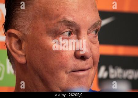 L'allenatore della nazionale di calcio olandese Louis van Gaal è stato visto durante una conferenza stampa a Varsavia, Polonia, il 21 settembre 2022. Foto Stock
