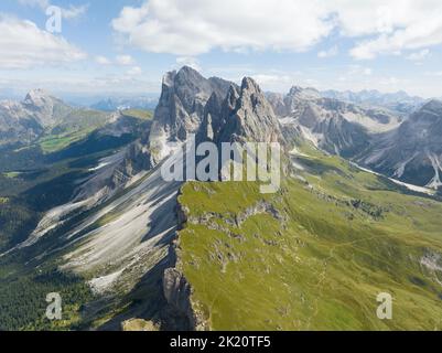 La catena montuosa delle Dolomiti fa parte delle Alpi calcaree meridionali. Montagna aerea Trekking trekking maestoso scoscese scogliere con erba verde Foto Stock