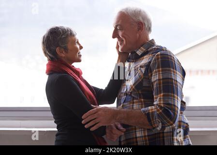 Sono bello per me come il giorno in cui ci siamo incontrati. Una coppia anziana che si gode un momento affettuoso. Foto Stock