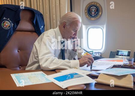 Air Force One, Stati Uniti. 19th Set, 2022. Il presidente degli Stati Uniti Joe Biden parla per telefono da bordo dell'aeronautica uno con il regolatore del Porto Rico Pedro Pierluisi mentre l'uragano Fiona ha colpito l'isola causando danni catastrofici, 19 settembre 2022, sopra l'oceano Atlantico. Biden ha fatto la chiamata mentre ritornano dal funerale di Stato per la regina Elisabetta II in Inghilterra. Credit: Adam Schultz/White House Photo/Alamy Live News Foto Stock