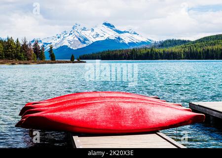 Canoe colorate sul molo; curly Phillips' Boat House; Maligne Lake; Jasper National Park; Alberta; Canada Foto Stock