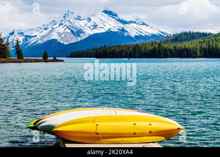 Canoe colorate sul molo; curly Phillips' Boat House; Maligne Lake; Jasper National Park; Alberta; Canada Foto Stock