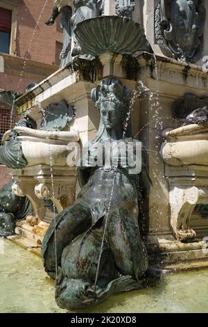 Dettaglio nereide dalla Fontana del Nettuno di Giambolognas in Piazza del Nettuno a Bologna Foto Stock