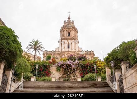 La cattedrale barocca di San Giorgio a Modica, nella Sicilia sudorientale; è la chiesa principale della città ed è inclusa nel patrimonio dell'umanità dell'UNESCO li Foto Stock