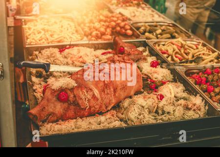 Maiale arrosto intero in vendita all'aperto. Foto di alta qualità Foto Stock