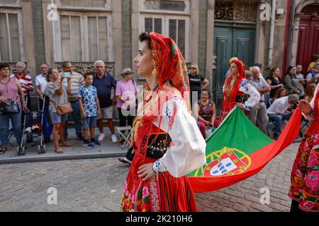 Ponte de Lima - 10 settembre 2022: Giovani vestiti con i costumi tradizionali del Portogallo settentrionale alla parata festiva di Feiras Novas. Foto Stock