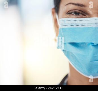 Covid, maschera medica e medico femminile con equipaggiamento di sicurezza per l'igiene, la protezione e l'assicurazione sanitaria in ospedale. Primo piano ritratto di donna Foto Stock