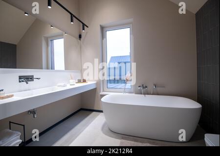 Bagno moderno con sanitari puliti e lampade a LED da parete Foto Stock