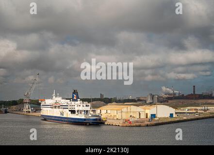 Europa, Francia, Dunkerque - 9 luglio 2022: Scenario del porto. P&o Pride of Burgundy bianco-blu passeggero e RO-RO nave da carico ormeggiata al molo 6 con warehou Foto Stock