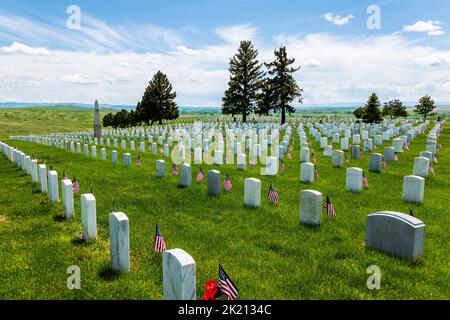 American Flags segna lapidi; Custer National Cemetery; Little Bighorn Battlefield National Monument; Montana; USA Foto Stock