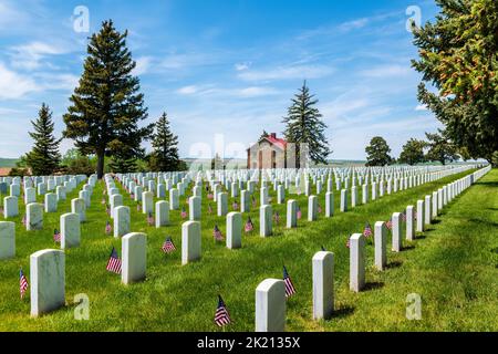 American Flags segna lapidi; Custer National Cemetery; Little Bighorn Battlefield National Monument; Montana; USA Foto Stock