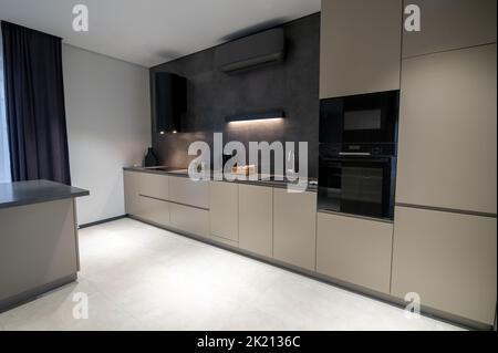 Cucina moderna con attrezzature da cucina high-tech Foto Stock