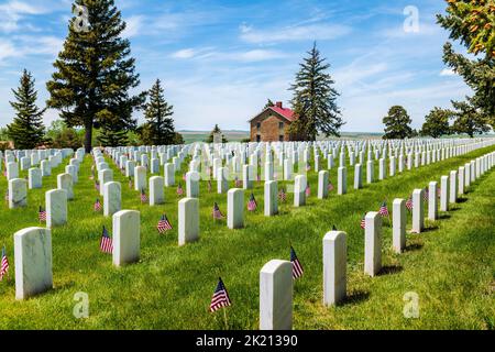 American Flags segna lapidi; Custer National Cemetery; Little Bighorn Battlefield National Monument; Montana; USA Foto Stock