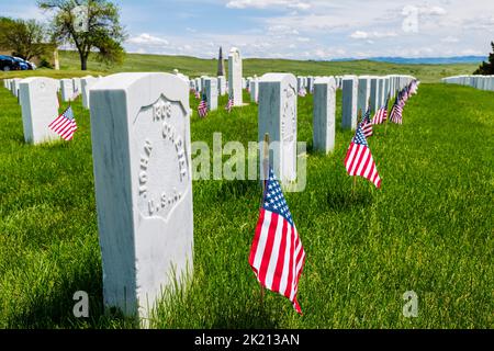 American Flags segna lapidi; Custer National Cemetery; Little Bighorn Battlefield National Monument; Montana; USA Foto Stock