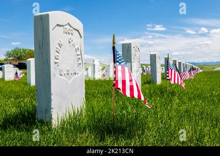 American Flags segna lapidi; Custer National Cemetery; Little Bighorn Battlefield National Monument; Montana; USA Foto Stock