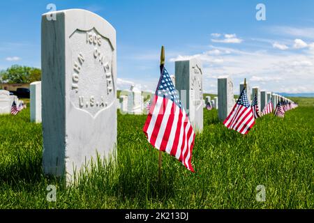 American Flags segna lapidi; Custer National Cemetery; Little Bighorn Battlefield National Monument; Montana; USA Foto Stock