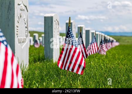 American Flags segna lapidi; Custer National Cemetery; Little Bighorn Battlefield National Monument; Montana; USA Foto Stock