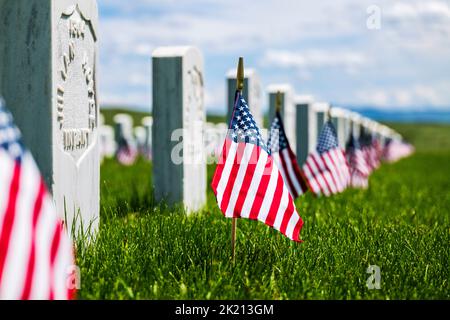 American Flags segna lapidi; Custer National Cemetery; Little Bighorn Battlefield National Monument; Montana; USA Foto Stock